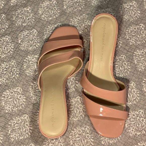 Cupcakes and Cashmere sandals - Picture 2 of 4